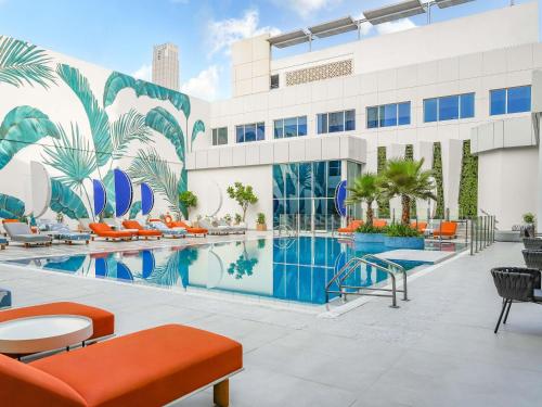 Bazén v ubytování Novotel Dubai World Trade Centre nebo v jeho okolí