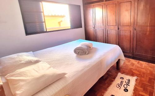 Una cama con una toalla en un dormitorio en Hotel Pousada & day use Panela de barro, en Barra Bonita