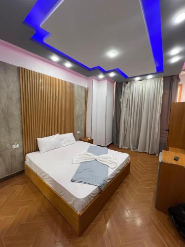 een slaapkamer met een bed met een blauw plafond bij continital pyramids view in Caïro