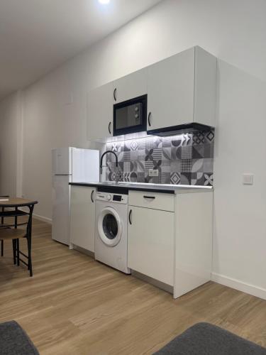 APARTAMENTOS ZONA 1 justo al lado de laESTACIÓN DE TREN Y BUS MARÍA ZAMBRANO