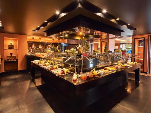 uma fila de buffet num restaurante com comida em exposição em Sofitel Cairo Nile El Gezirah em Cairo