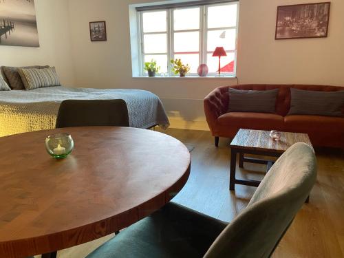 a living room with a table and a couch at Jonstrupvejens Apartments Lejl B in Ballerup
