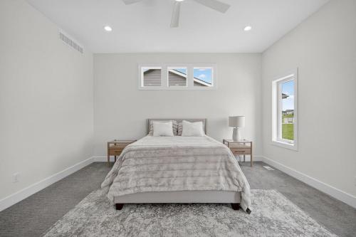 Postel nebo postele na pokoji v ubytování Spacious 6 bed 5 Bath Home, Close to Theatre and Restaurants