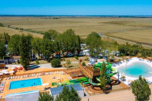 Una vista aérea de un parque acuático con piscina. en Mobil home 6 personne, en La Tranche-sur-Mer