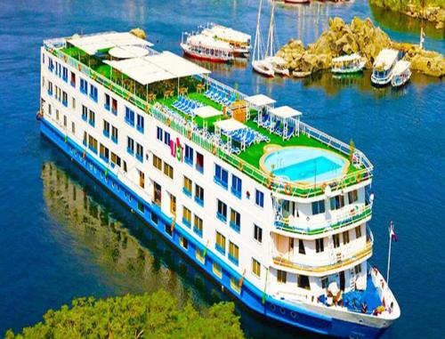 アスワンにあるNile Cruise FB 3 Nights Aswan Luxorの水上に停泊している巡航船