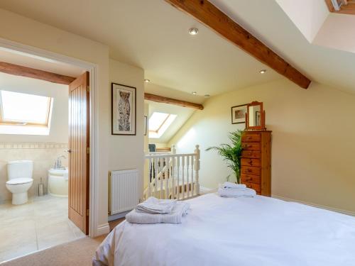 Postel nebo postele na pokoji v ubytování 2 Bed in Harrogate 79166