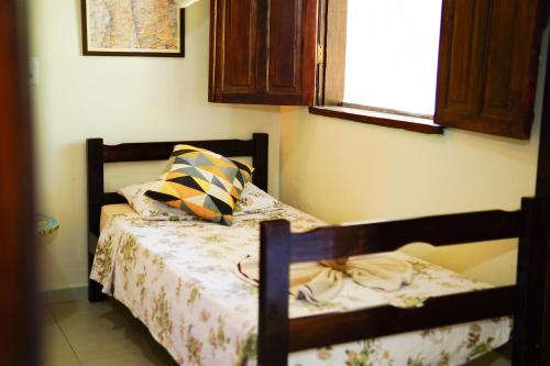 a bedroom with a bed and a window at Barra Quintal - Studio 2 in Barra Grande