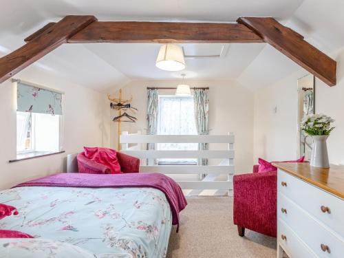 Petrockstowにある1 Bed in Torrington 42982のベッドルーム1室(ベッド1台、ドレッサー付)