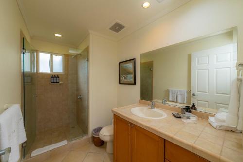 une salle de bain avec un lavabo, une douche et des toilettes dans l'établissement Del Mar 2A 3 bdr Ocean View in Los Suenos, à Herradura