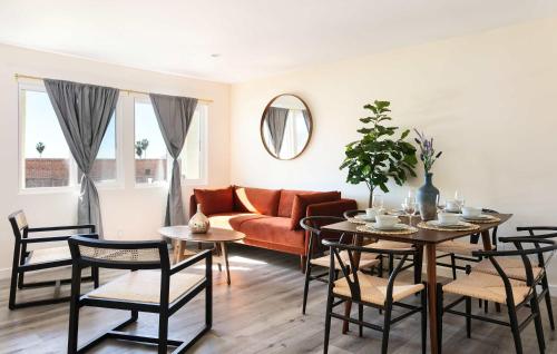 グレンデールにあるUnwind in Spacious 2BR Apt Sleeps 6 with Parkingのソファとテーブルと椅子のあるリビングルーム
