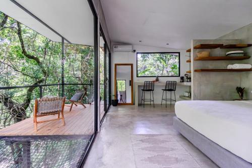 a bedroom with a bed and a balcony at Casa del Árbol a 700 metros de Playa Santa Teresa in Santa Teresa Beach