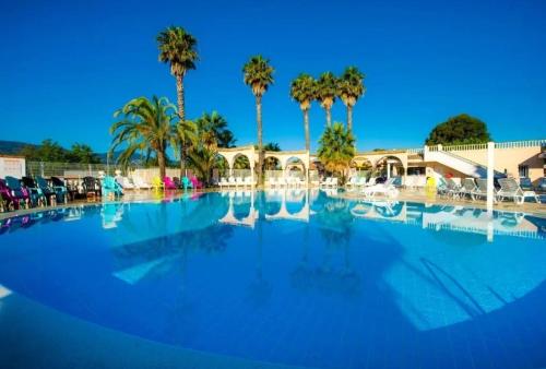 Swimmingpoolen hos eller tæt på Mobil-home 4 à 6 personnes dans camping le Neptune