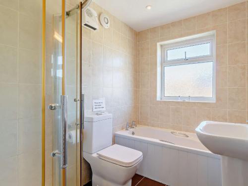 Northreppsにある2 bed property in Northrepps 26369のトイレ、洗面台、浴槽を備えたバスルーム