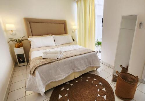 um quarto com uma cama grande e um tapete em Casa Ernestina em Assunção