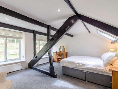 Summer Bridgeにある1 Bed in Pateley Bridge 76511の部屋にベッドがある寝室