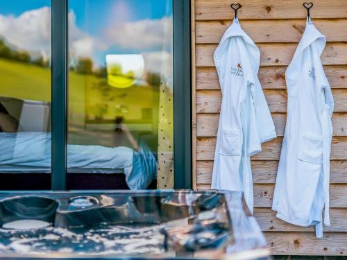Llandyssilにある2 Bed in Montgomery 83243のベッドとテーブルと窓のある部屋