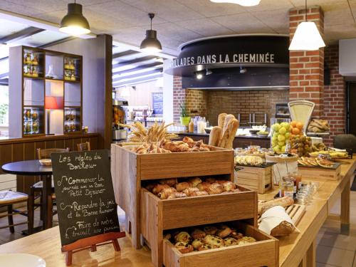 une boulangerie proposant de nombreux types de nourriture différents dans l'établissement ibis Styles Parc des Expositions de Villepinte, à Villepinte