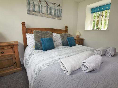 een slaapkamer met een bed met handdoeken erop bij 2 Bed in Botusfleming 58966 in Landrake