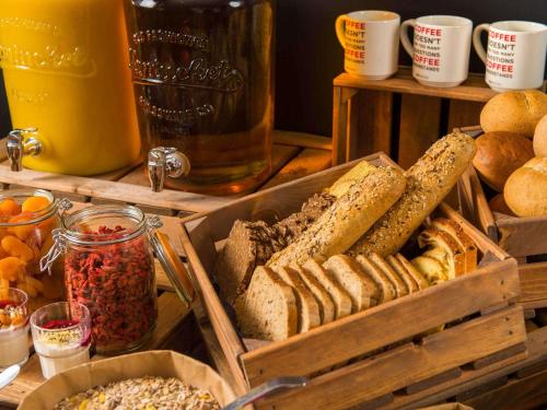 圣保罗ibis Sao Paulo Morumbi的一大堆不同类型的面包和其他食物