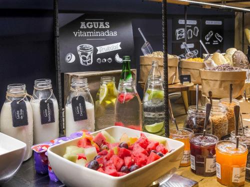 圣保罗ibis Sao Paulo Morumbi的桌上的水果碗,装有牛奶