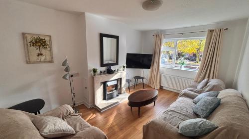 Una sala de estar con un sofá y una chimenea. en 3 Bedroom Home, Wilton Hospital, en Cork