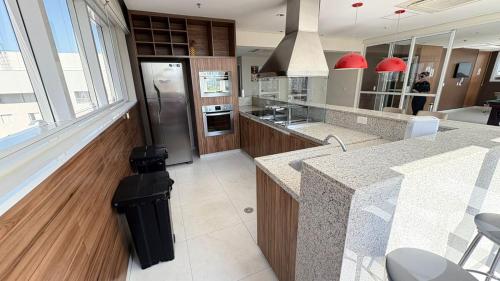 Dapur atau dapur kecil di Modern loft with a pool and sauna on the rooftop Wi-Fi