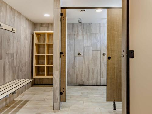 Poughillにある3 bed in Bude TRVVVのバスルーム(ウォークインシャワー、ガラスドア付)
