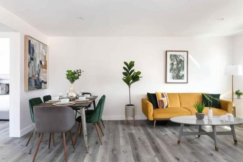 Posedenie v ubytovaní Luxury 3BR Condo Near Americana and Galleria