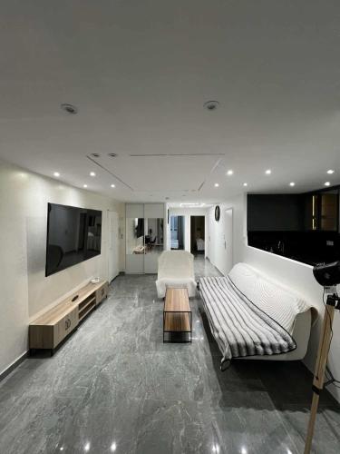 Ένα ή περισσότερα κρεβάτια σε δωμάτιο στο Appartement Luxe & design Vue mer sur la Promenade des Anglais