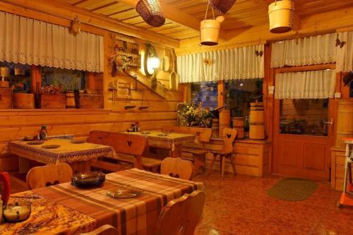un ristorante con tavoli e sedie in una stanza di Willa Krystyna a Kościelisko