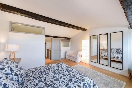 une chambre avec un lit et une grande fenêtre dans l'établissement Duplex Centre Historique, à Bordeaux