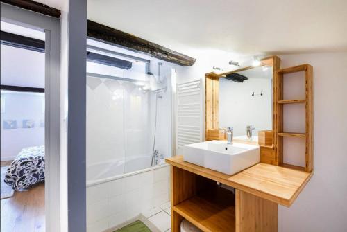 une salle de bain avec un lavabo blanc et un miroir dans l'établissement Duplex Centre Historique, à Bordeaux