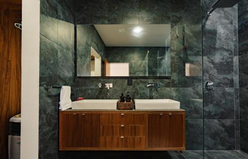 Ένα μπάνιο στο Casa Luan, Pool & Amenities in Sumiya, Morelos