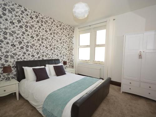 a bedroom with a large bed and a window at 2 Bed in Appledore 3GABL in Appledore
