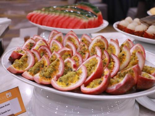 un plat de nourriture avec des oignons et de la moutarde dessus dans l'établissement Novotel Ha Long Bay Hotel, à Hạ Long
