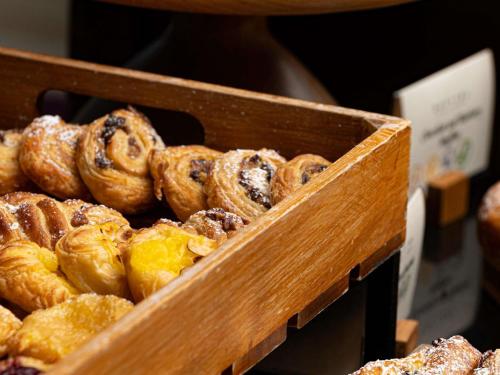 ホーリーにあるソフィテル ロンドン ガトウィックのさまざまな種類のペストリーが詰まった木箱