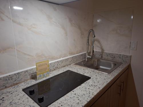 a kitchen with a sink and a counter top at Hermosa suite de playa, con vista al golf en Coronado in Playa Coronado