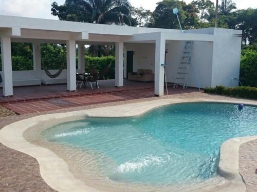 une grande piscine devant une maison dans l'établissement Casa 007, à Carmen de Apicalá