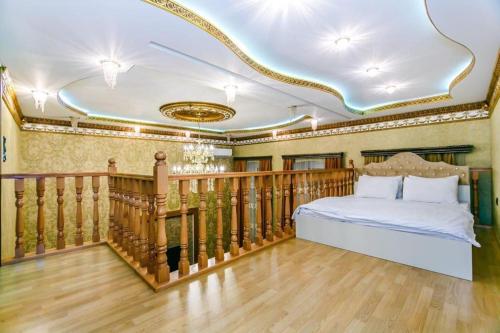 バクーにあるNIZAMI STREET ViP PRESTIGE APARTMENTのベッドルーム1室(ベッド1台付)、天井の階段が備わります。