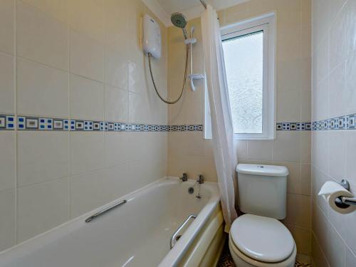 Koupelna v ubytování 2 Bed in Freshwater East FB211
