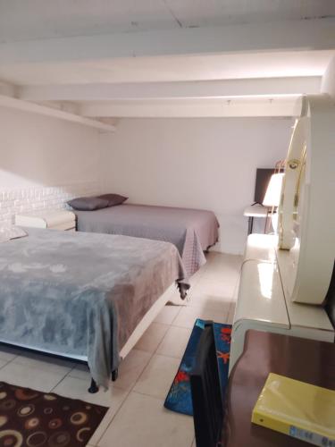 Ένα ή περισσότερα κρεβάτια σε δωμάτιο στο Private entrance guest suite dedicated bathroom kitchen