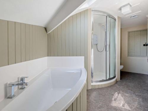 Curbarにある4 bed in Calver PK939の洗面台とシャワー付きのバスルーム