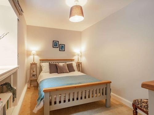 a bedroom with a bed with a wooden headboard at 1 Bed in Crieff 87497 in Crieff