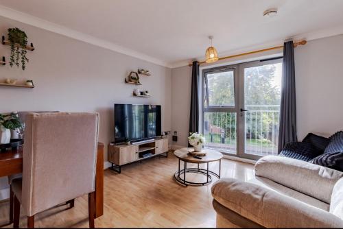 a living room with a couch and a tv at Contractor-Friendly, Private Gated Parking, Fast WiFi, Sofa Bed & Netflix, 5-Min Walk to City Centre, 15-Min Walk to Train Station, Ideal for Relocators & Families in Coventry