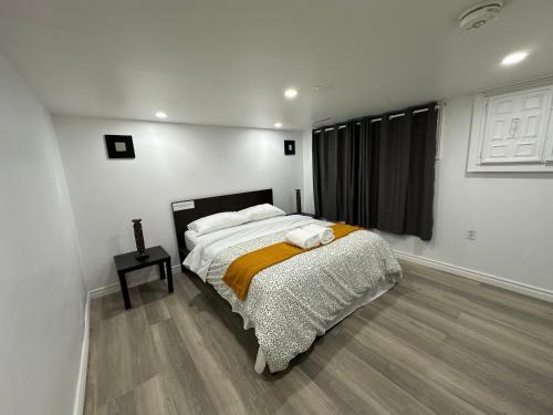 Postel nebo postele na pokoji v ubytování Modern 2 Bedroom basement suite, Excellent Location Near Downtown & Airport
