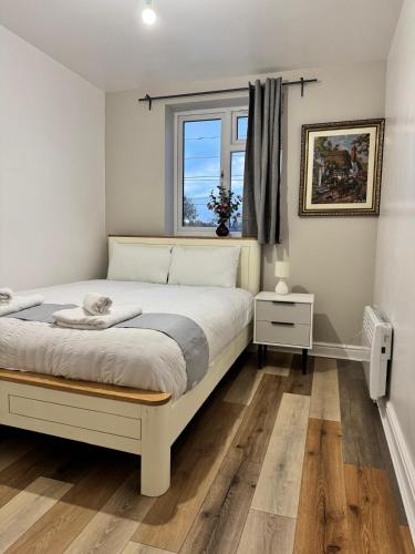 a bedroom with a large bed and a window at Stylish 2 Bed Apt Near Birmingham in Birmingham