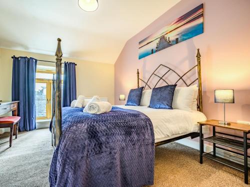 un dormitorio con una cama y una mesa en 1 Bed in Cockermouth 87480, en Cockermouth