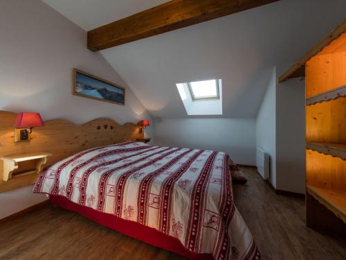 1 dormitorio con 1 cama grande en una habitación en Noemys Balcons Du Viso, en Abriès