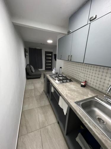 una cocina con fregadero y encimera en Casa bbb, en Chihuahua