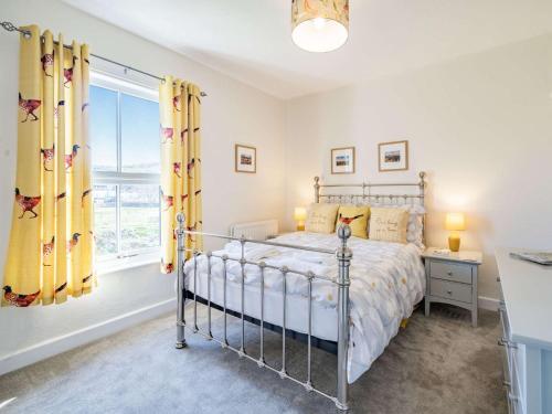 ein Schlafzimmer mit einem Bett und einem Fenster in der Unterkunft 2 Bed in Newby Bridge 87621 in Newby Bridge